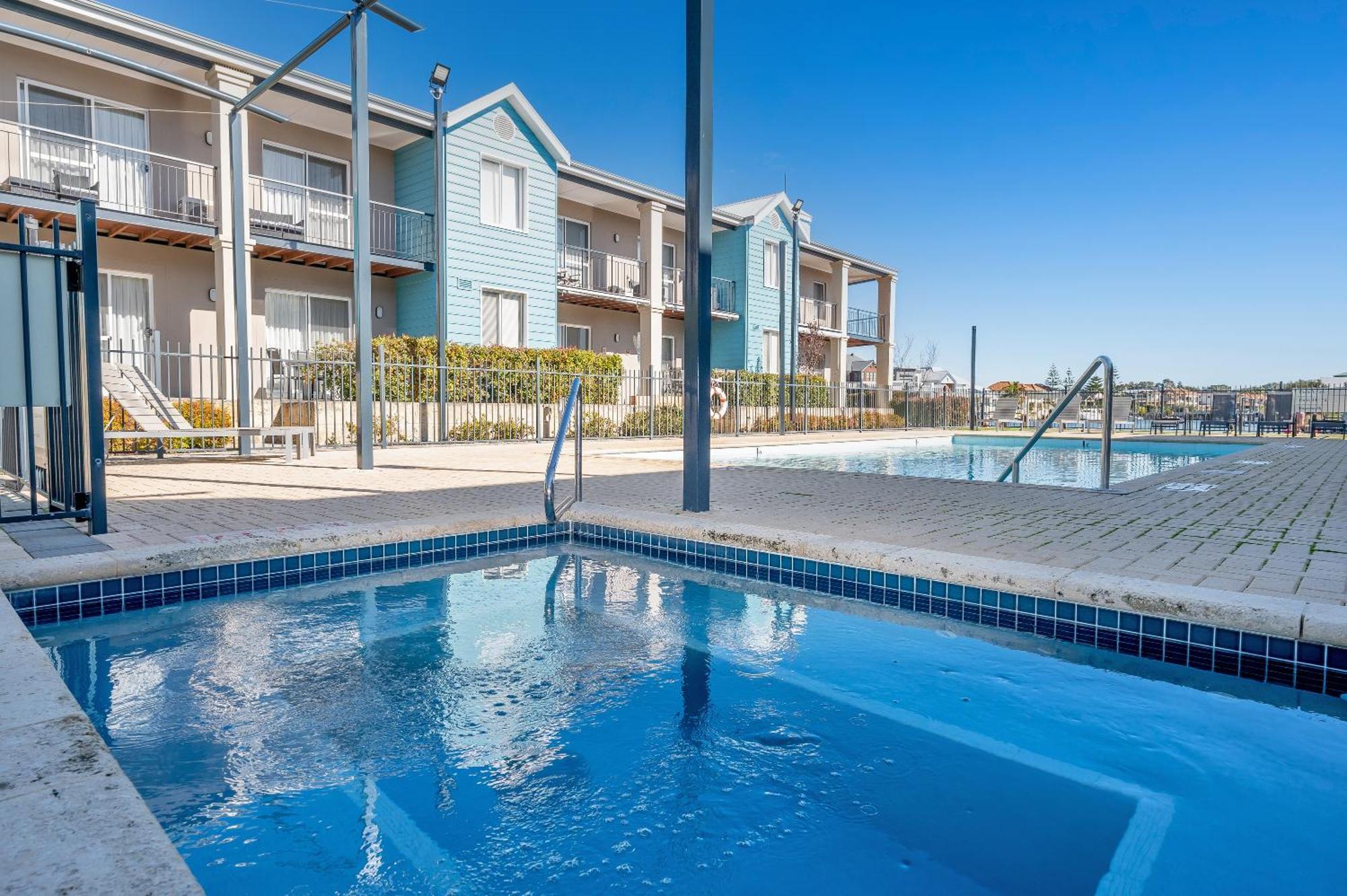 C Mandurah Apartment Resort Exterior photo